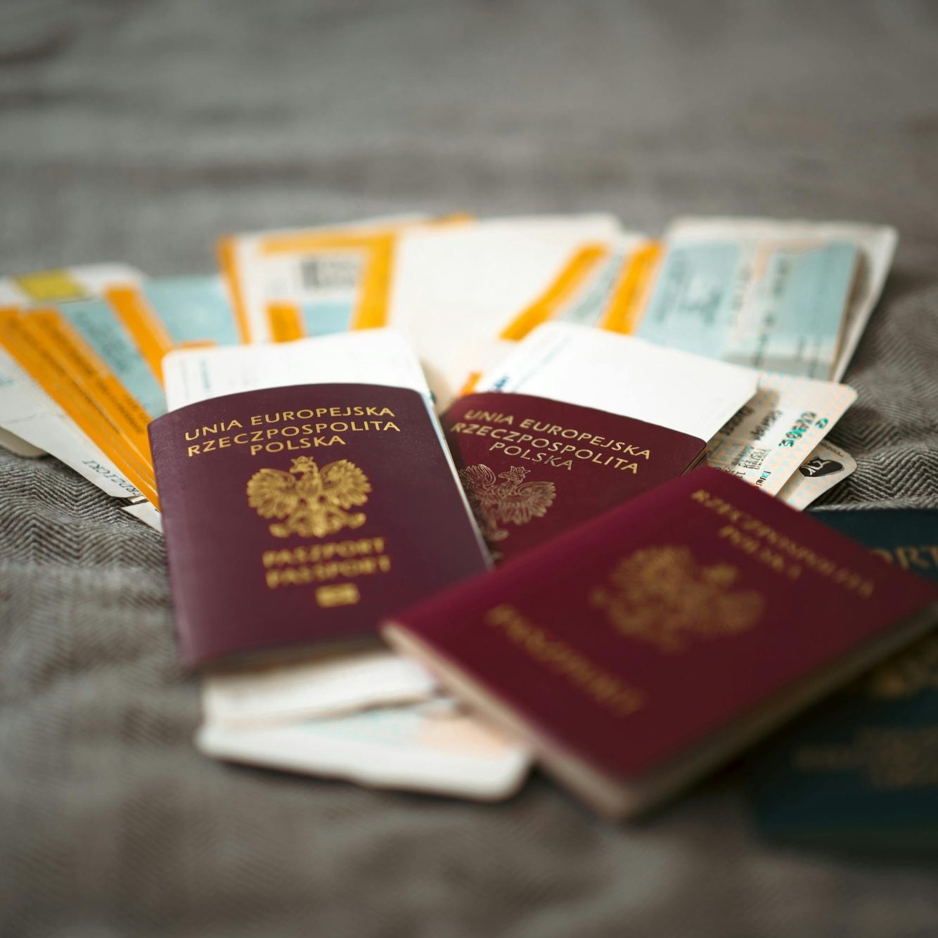 Pasaportes y documentos de viaje dispuestos sobre una superficie.